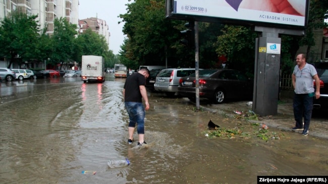 Rrugë e përmbytur nga reshjet e shiut në Shkup. 30 gusht 2022.