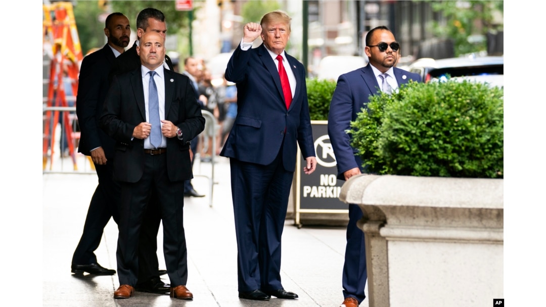Fostul președinte neagă acuzațiile de fraudă. Între timp, FBI investighează furtul de documente de la Casa Albă pe care Donald Trump le-a ascuns la vila sa din Mar-a-Lago, Florida. Multe dintre ele conțin informații secrete și top-secrete.