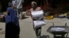Човек од Сомалија носи вреќа пченично брашно од Турција