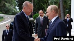 Președintele turc Recep Tayyip Erdogan primit la Soci de președintele rus Vladimir Putin, 5 august 2022.