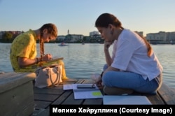 Кабан күле буенча тиз уку дәресе, уңда – Мәликә Хәйрулла