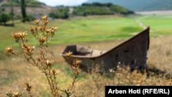 Čamac na mjestu presušenog jezera Fierza. Ovo vještačko jezero, koje se nalazi na granici između Kosova i Albanije i ima kapacitet veći od tri milijarde kubnih metara vode, nedavno je presušilo uslijed nedostatka kiše i visokih temperatura.