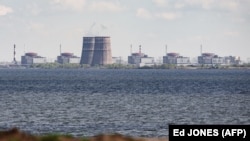 Az orosz ellenőrzés alatt álló Enerhodar területén található zaporizzsjai atomerőmű látképe Nikopolból nézve 2022. április 27-én