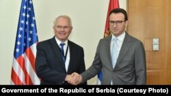 Američki ambasador Christopher Hill (levo) sastao se sa Petrom Petkovićem direktorom Kancelarije za Kosobo Vlade Srbije u beogradu 11. avgusta 2022. 