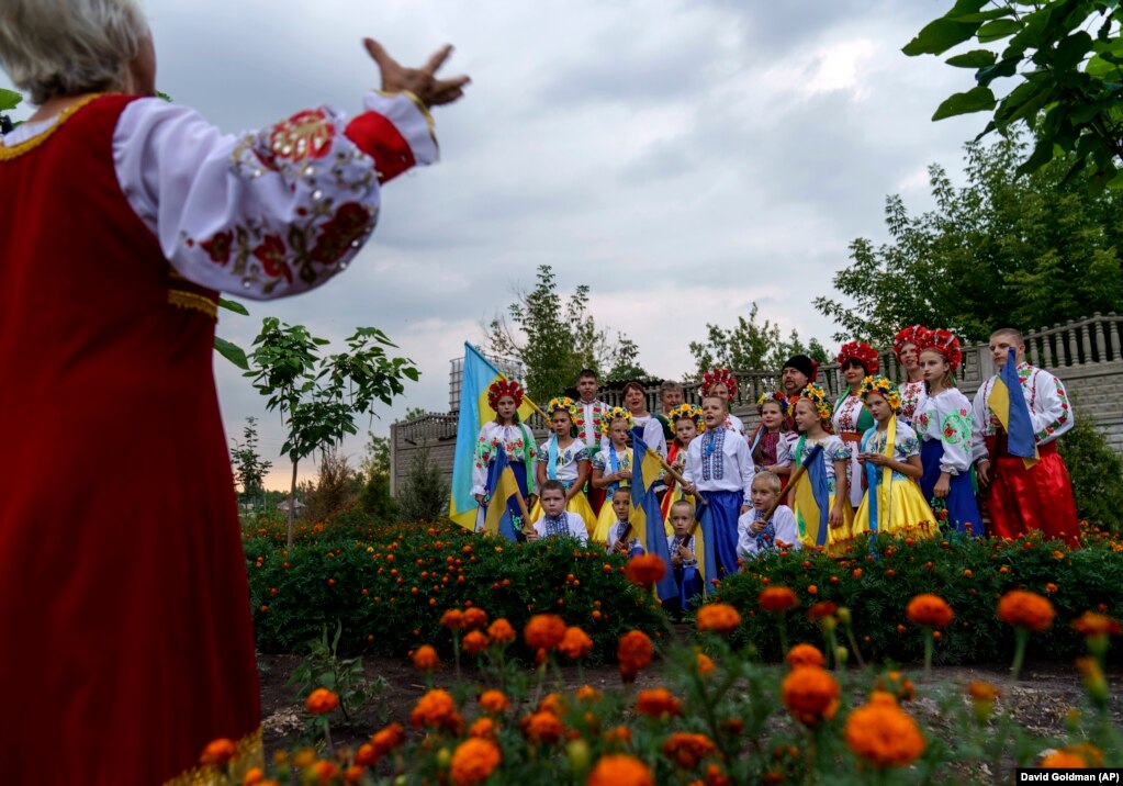 Anëtarët e një qendre lokale të komunitetit të veshur me veshje tradicionale ukrainase për të regjistruar një video-mesazh online për Ditën e Pavarësisë së vendit më 24 gusht në Andriivka, rajoni i Donjeckut, Ukraina lindore, më 19 gusht 2022.