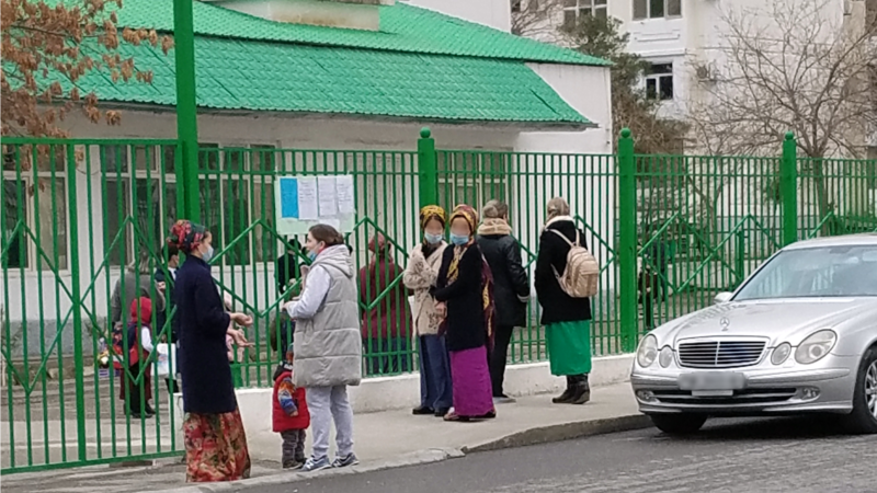 Mekdeplerde okuwçylardan pul toplanýar, çagalar hapa hajathanalardan peýdalanmaly bolýar