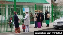 Iki sagatdan gowrak dowam eden ýygnaklarda bilim resmileri mekdep zerurlyklary üçin pul toplamagyň sogapdygyny hem aýtdylar. (Arhiw suraty)