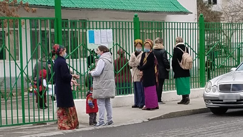 Aşgabatda bilim resmileri sadakalary “metjitlere däl-de, mekdeplere bermegi ündeýär”