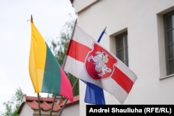 Сьцягі на ўваходзе ў Эўрапейскі гуманітарны ўнівэрсытэт