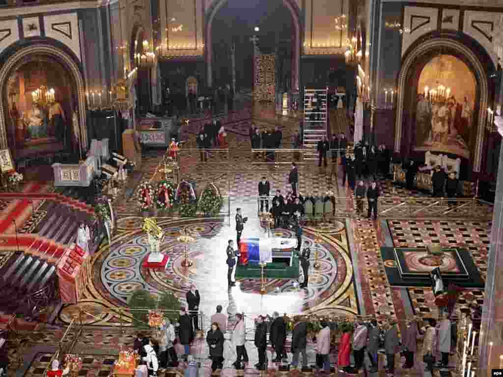 Russia -- Honor guards stand by the coffin of former Russian president Boris Yeltsin inside Christ the Savior Cathedral during a farewell ceremony in Moscow, 25Apr2007