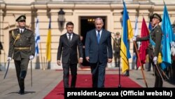 Біньямін Нетаньягу (праворуч) прибув до Києва 19 серпня