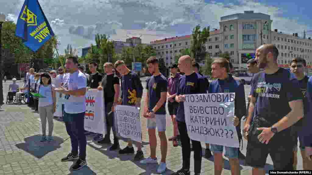 &laquo;Всі ми &ndash; ініціатива &laquo;Хто замовив Катю Катю Гандзюк?&raquo;, представники політичних партій, громадських рухів, пересічні громадяни &ndash; звертаємося до президента, щоб він звернув увагу на проблеми громадянського суспільства. Фактично за п&rsquo;ять років, які минули після Революції Гідності, сотні людей з активною громадянською позицією зазнали нападів. Людей калічили, людей вбивали. Понад 50 нападів, які можна назвати замовними. Жоден замовник не знайдений. Ми звертаємося до новообраного президента контролювати ці справи. По всім містам України активісти нагадують йому, що ми не будемо миритися. Що йому вигідніше почути нас, довести цю справу та справи багатьох десятків активістів, які зазнали нападів, до кінця. Це політичні напади. Ми вважаємо, що у вільній країні не може бути політичних вбивств і&nbsp;&nbsp;політичних нападів на громадських активістів&raquo;, &ndash; повідомив Сергій Нікітенко.