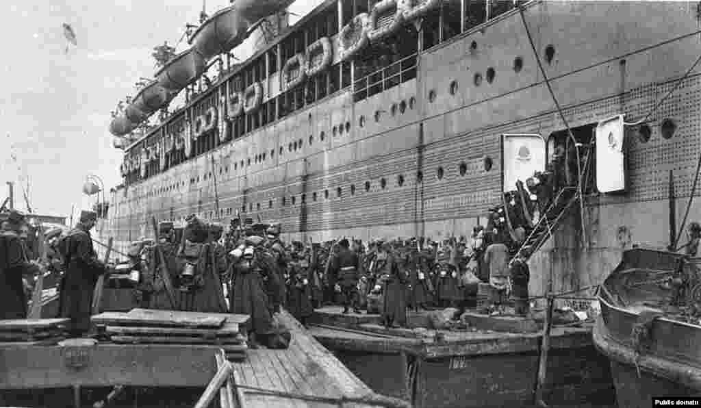 Legionnaires boarding at Vladivostok. The Czechoslovaks left behind some 4,000 dead but took with them more than 1,000 local women whom they had married.