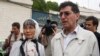 پدر و مادر رکسانا صابری در برابر ورودی زندان اوین ساعتی پیش از آزادی دخترشان