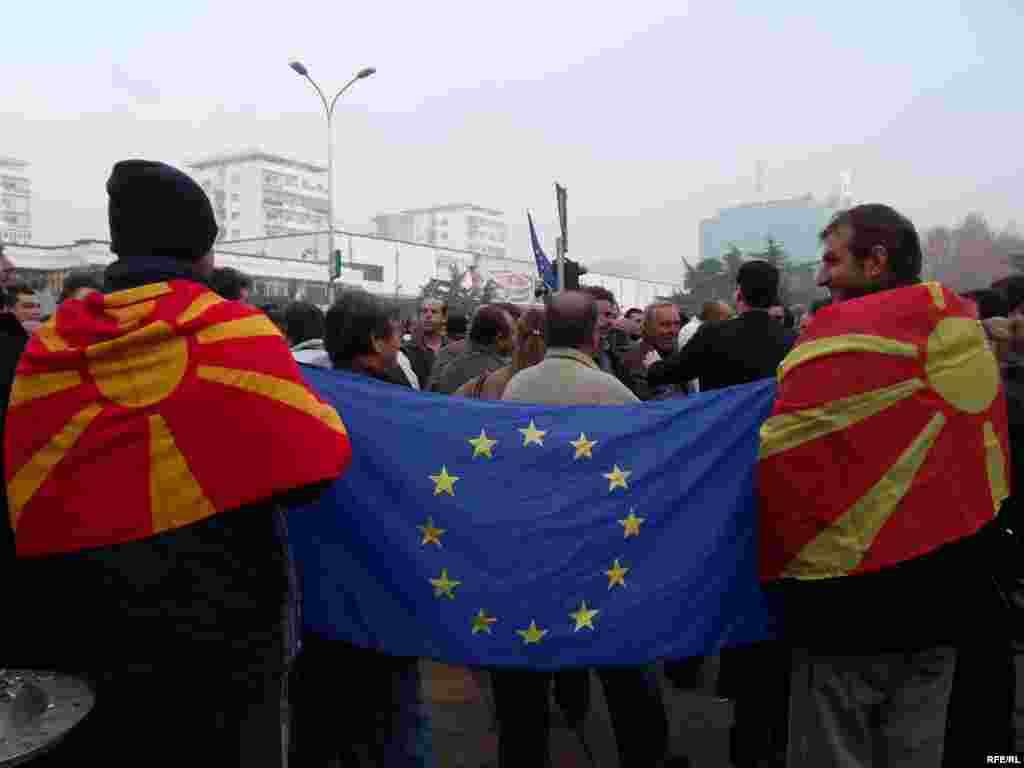 ЕУ меѓу две македонски знамиња