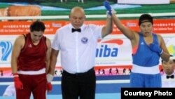 Бокстан Азия чемпионы Дариға Шәкімова (көк формада).
