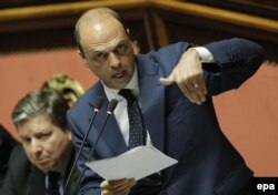 Министр внутренних дел Италии Анджелино Альфано выступает в парламенте Италии по делу о депортации Алмы Шалабаевой и ее дочери. Рим, 16 июля 2013 года.