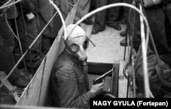 Человек с пистолетом вылезает из строящегося метро во время хаоса восстания 1956 года