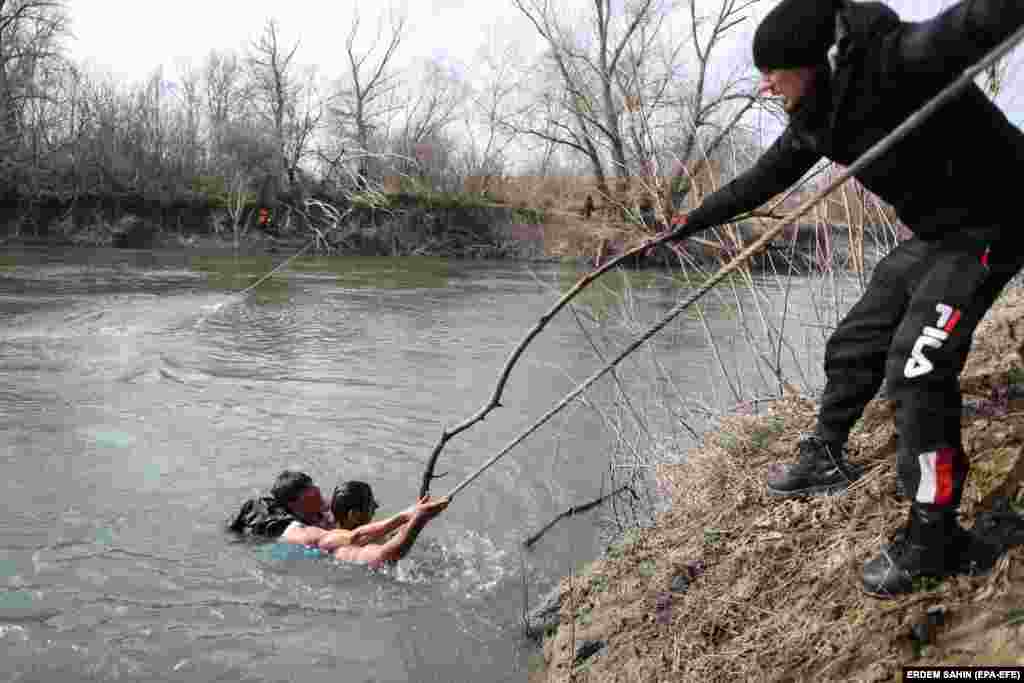 Refugees returned to the Turkish side of the border with the help of a rope after being stuck on a small island on the Meric River.