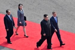 از جلو مون جه‌این، رئیس‌جمهوری کره جنوبیِ، کیم جونگ‌اون، خواهرش یاجانگ، در دیداری در بهار دو سال پیش