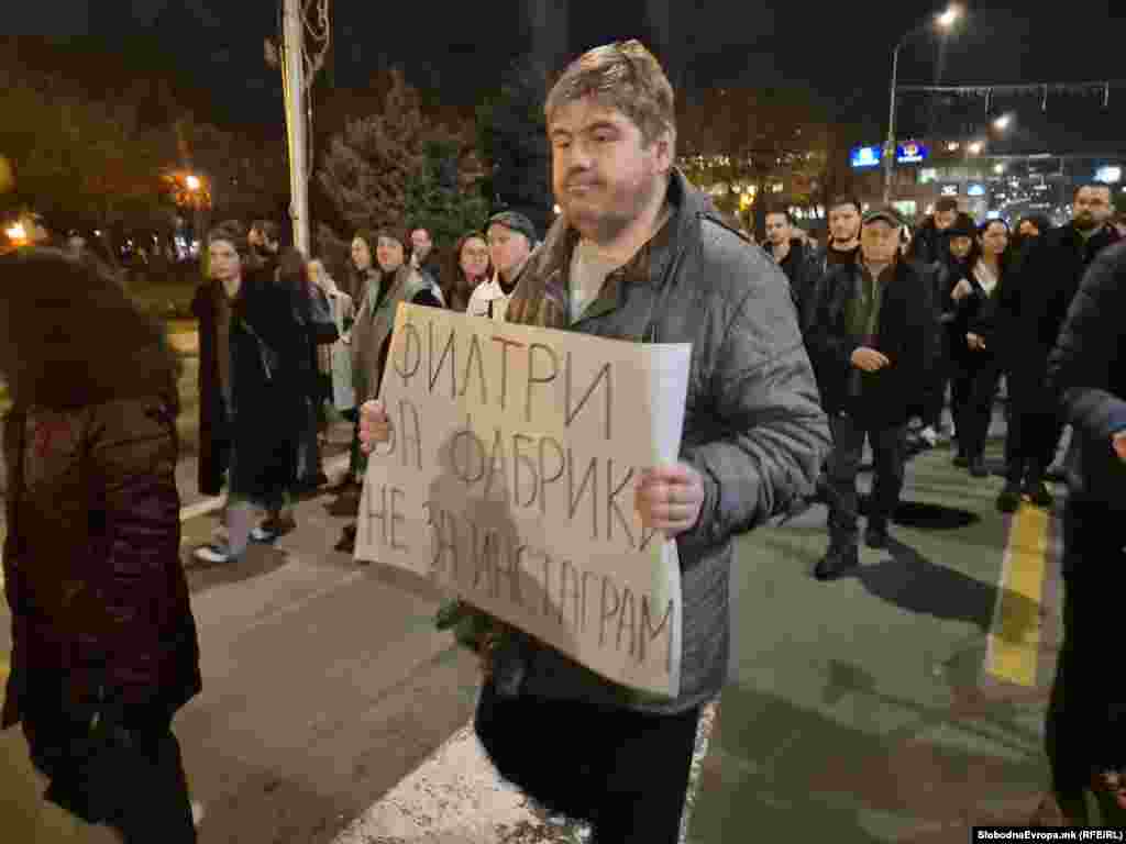 Пред Владата повеќемина претставници на организаторите и на другите граѓани имаа обраќања со барања поради кои излегле на протест.