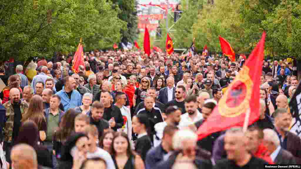 Ata përballen me akuza për krime kundër njerëzimit dhe krime lufte. Sipas aktakuzës, krimet e pretenduara lidhen me periudhën nga marsi 1998 deri në shtator 1999 dhe me ngjarje në Kosovë, si dhe në Kukës e Cahan të Shqipërisë së Veriut.