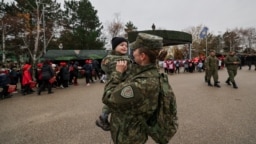 Një ushtare e Forcës së Sigurisë së Kosovës së bashku me djalin e saj në kazermën "Adem Jashari".