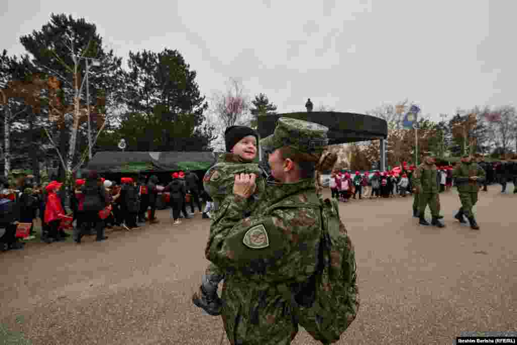 Një ushtare e Forcës së Sigurisë së Kosovës së bashku me djalin e saj në kazermën "Adem Jashari".