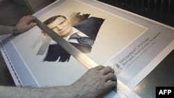 Вслед за прочими международными инстанциями делегаты ПАСЕ выдали аванс Дмитрию Медведеву (на портрете), решив необсуждать обстоятельства его прихода к власти слишком придирчиво