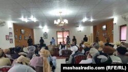 د شمالي وزیرستان پولیټیکل ایجنټ کامران اپرېدی له وزیرو سره جرګه کوي. ۱۱م اکتوبر ۲۰۱۷