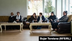 Familjarët e tjerë të Istrefit, duke dëgjuar rrëfimin e Ferides.