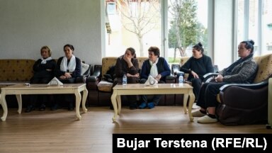 Familjarët e tjerë të Istrefit, duke dëgjuar rrëfimin e Ferides.
