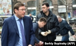Генеральный прокурор Украины Юрий Луценко на месте убийства Вороненкова