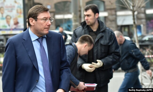 Генеральный прокурор Украины Юрий Луценко на месте убийства Вороненкова
