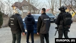 Молдова полициясы "Вагнер" қатарында соғысқан адамды ұстаған сәт. 29 қазан 2025 жыл.