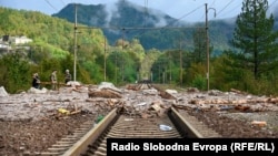 Oko 400.000 tona roba stoji u Luci Ploče zbog prekida saobraćaja usljed poplava i klizišta na jugu Bosne i Hercegovine. Nanosi pored Jablanice na jugu zemlje, 5. oktobar 2024. godine 