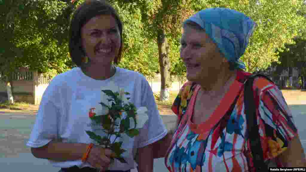 Jurnalista Europei Libere Eugenia Pogor primind flori de la o localnică din Sculeni.