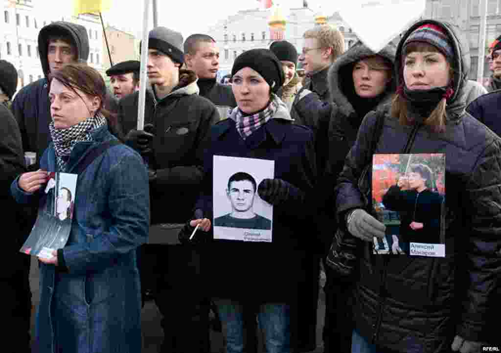 Нацболки с фотографиями заключенных нацболов