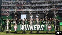 پاکستانۍ لوبډله د لوبلړۍ تر ګټلو وروسته. 