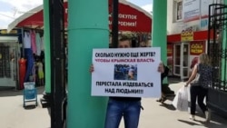 «Сколько еще нужно жертв?» – активист Акимов вышел на одиночный пикет в Симферополе