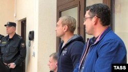 Андрей Филонов (второй справа) на суде, 4 апреля 2019 года