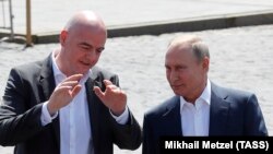 Президент FIFA Джанни Инфантино и президент России Владимир Путин (слева направо). Москва, 28 июня 2018 года. 