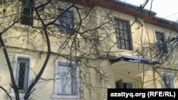 Дом, в котором жил Владимир Жириновский, вид со стороны двора. Алматы, 28 января 2012 года.