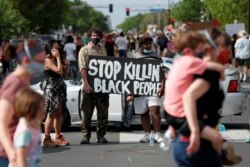 "Mos vrisni njerëz me ngjyrë" është mesazhi që disa protestues kishin gjatë një proteste në SHBA: