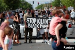 "Mos vrisni njerëz me ngjyrë" është mesazhi që disa protestues kishin gjatë një proteste në SHBA: