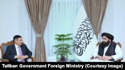 امیرخان متقی وزیر خارجه طالبان و یو شیاویونگ، نماینده ویژه چین برای افغانستان، عکس از آرشیف