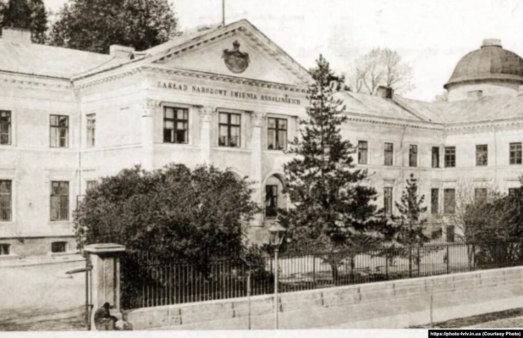 До 1939 року у цьому приміщенні була бібліотека Оссолінських, а сьогодні це Національна бібліотека імені Василя Стефаника