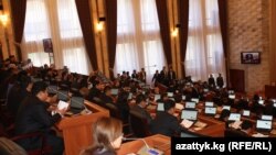 10-ноябрда алгачкы жыйынга чогулган парламентке коалиция түзүүгө конституцияда 15 жумушчу күн белгиленген.