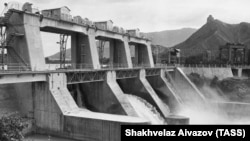 Плотина Земо-Авчальской ГЭС, 1987 год. На дальнем плане — силуэт грузинского монастыря Джвари.