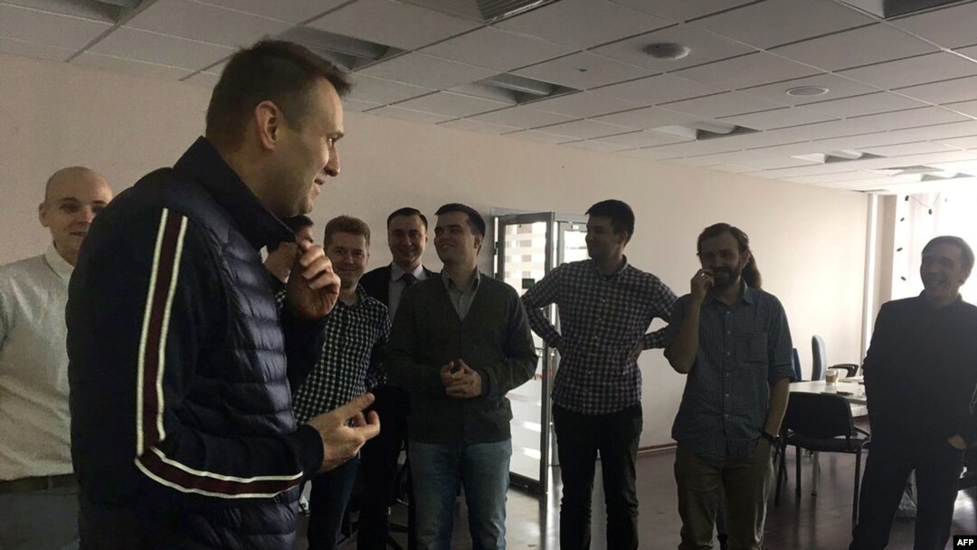 Aleksej Navalni nakon puštanja iz zatvora u Moskvi 10. aprila 2017.